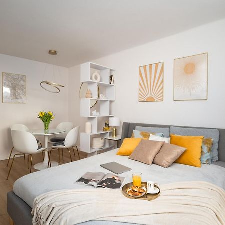 Gold Premium Central Suite 950 M To Central Station Parking Warsaw Luaran gambar