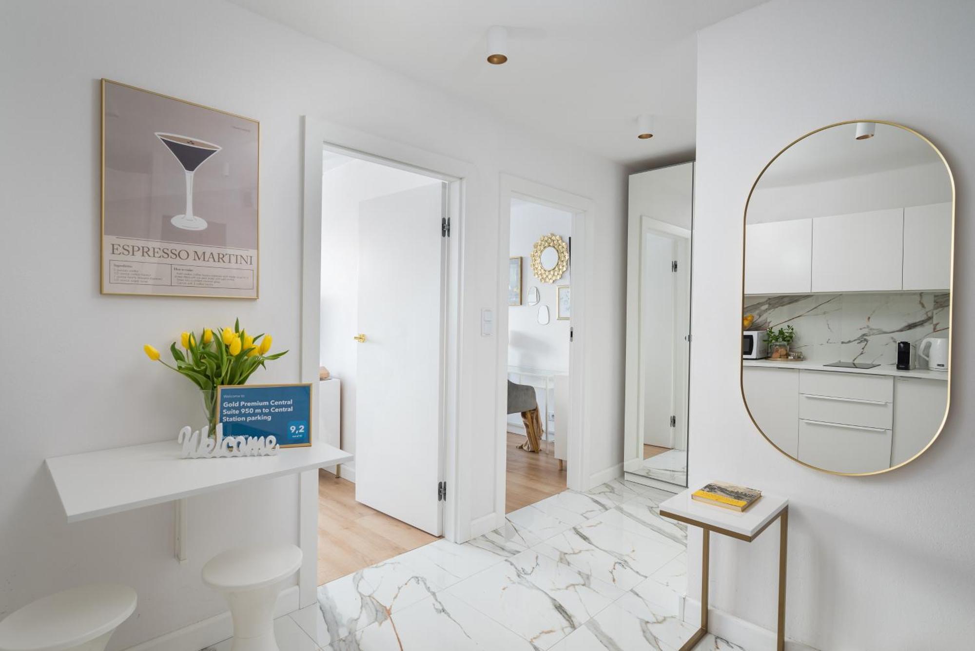 Gold Premium Central Suite 950 M To Central Station Parking Warsaw Luaran gambar